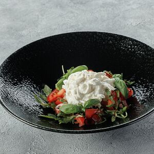 Салат с томатами и страчателлой