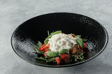 Салат с томатами и страчателлой