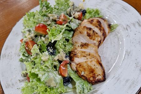 Салат с куриной грудкой Баффало