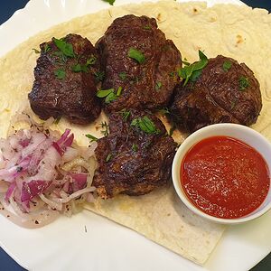 Шашлык из мраморной говядины на мангале