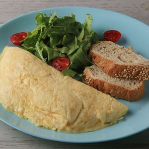 Омлет с лососем и творожным сыром