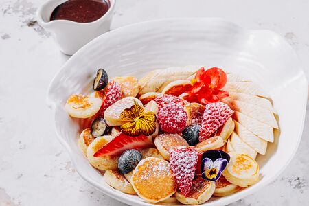 Мини-панкейки в шоколадном соусе