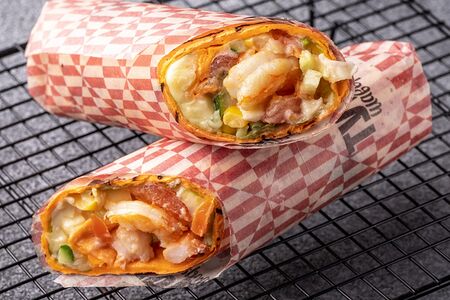 Шаверма с креветками в лаваше