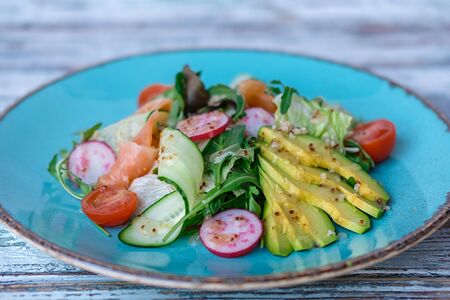 Салат с лососем, авокадо и киноа