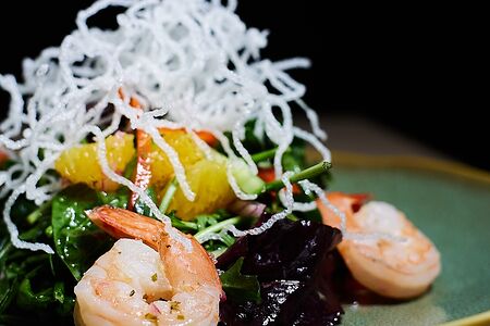 Салат с креветками и цитрусами