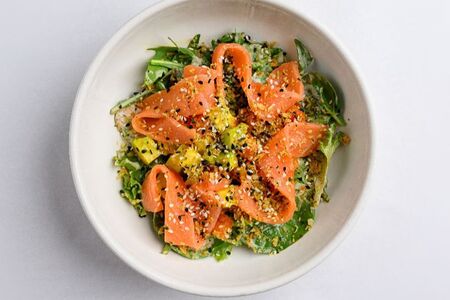 Салат с лососем и соусом манго-горчица
