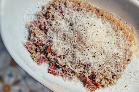 Зеленая греча с яйцом пашот, беконом и пармезаном