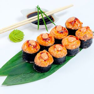 Теплый острый ролл с лососем