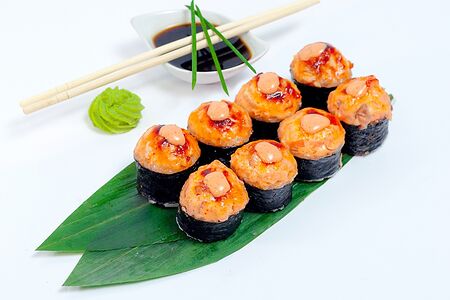 Теплый острый ролл с лососем