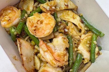 Вок с морепродуктами в соусе манго-чили