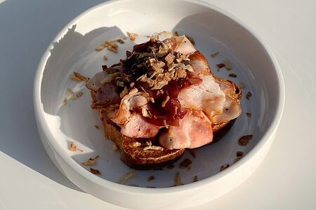 Тост с беконом и луком конфи