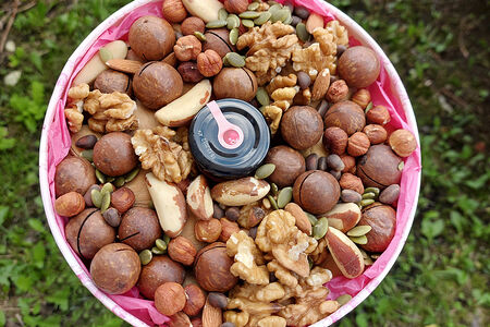 Подарочная коробка с орехами и медом