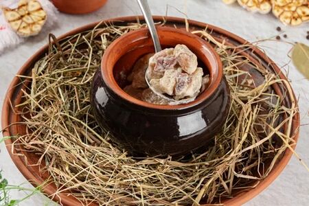 Томленые галушки с сыром брынза и грудинкой