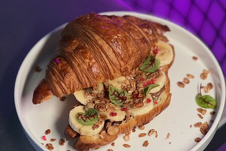 Круассан с шоколадной пастой, бананом и хрустящими мюслями