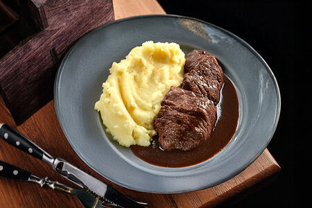 Томленая говядина с пюре под трюфельным соусом