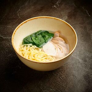 Куриный суп с лапшой и шпинатом