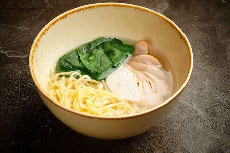 Куриный суп с лапшой и шпинатом