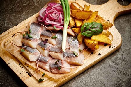 Сельдь с картофелем и маринованным луком