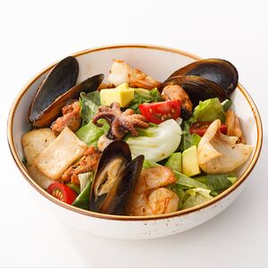 Теплый салат с морепродуктами 