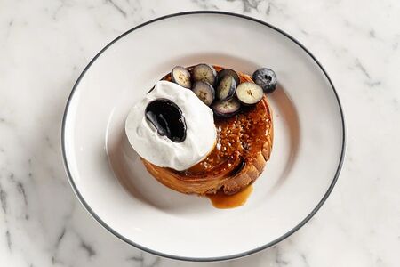 Французский тост, солёная карамель, ванильный крем, голубика 