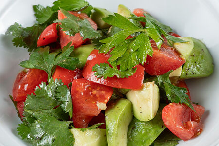 С томатами и авокадо