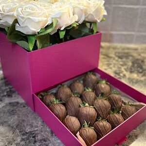 Клубника в шоколаде с розами цветы