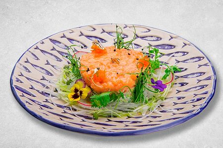 Тартар из лосося с авокадо и водорослями чука