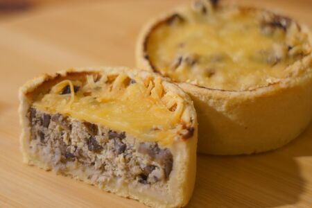 Киш с курицей и грибами