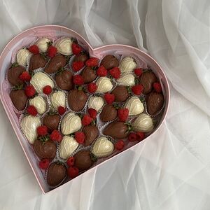 Клубника в шоколаде сердце 