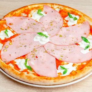 Пицца с мортаделлой, страчателлой и фисташками