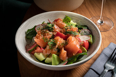 С лососем слабой соли, авокадо и узбекскими помидорами