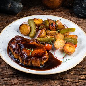 Свиная корейка с розмарином и картофелем