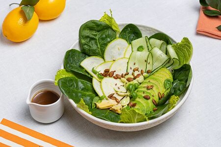 Зеленый салат с азиатской заправкой 