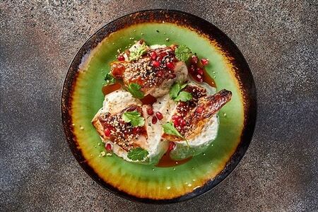 Цыпленок в соусе дзадзыки, под кунжутом и зернами граната