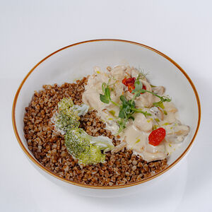 Курица в сливочном соусе с гречкой