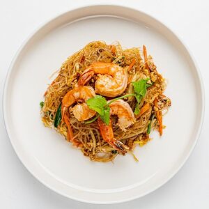 Лапша стеклянная с овощами и тигровыми креветками