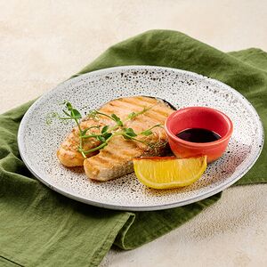 Стейк из семги с соусом Наршараб и овощами гриль