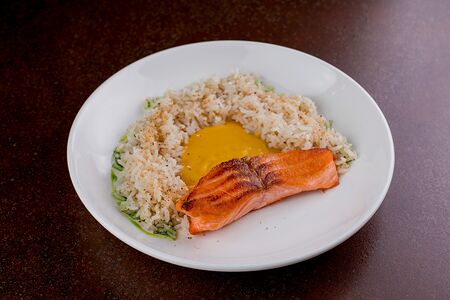 Лосось, рис басмати, соус из манго