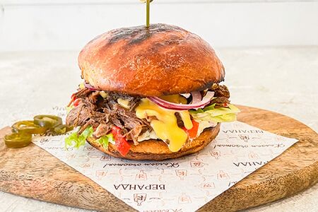 Бургер с рваной говядиной и булкой бриошь