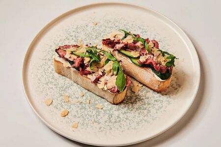 Брускетта ростбиф/миндаль