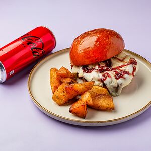 Бургер с рваной говядиной, сыром дорблю и трюфельным айоли