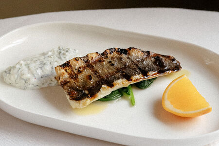 Сибас на гриле с дзадзики и шпинатом