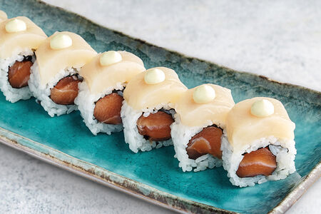 Ролл с сахалинским гребешком и лососем