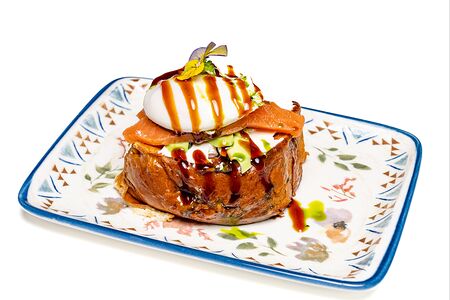 Бенедикт с лососем и яйцом пашот