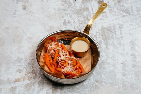Батат фри с пармезаном и соусом блю чиз