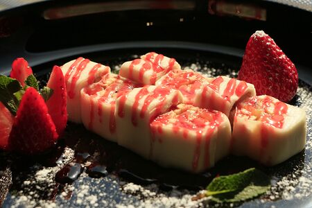 Сладкий ролл с клубничным топпингом