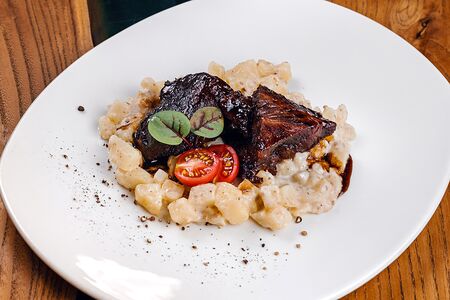 Томленые телячьи щёчки в соусе порто с картофелем в трюфельной пасте