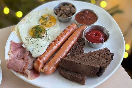 Завтрак с беконом и колбасками