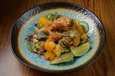 Тайский салат с креветками темпура и свежим манго