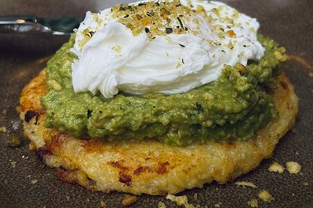 Хешбраун с яйцом пашот 